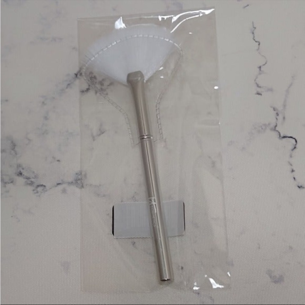 IT COSMETICS FAN BRUSH